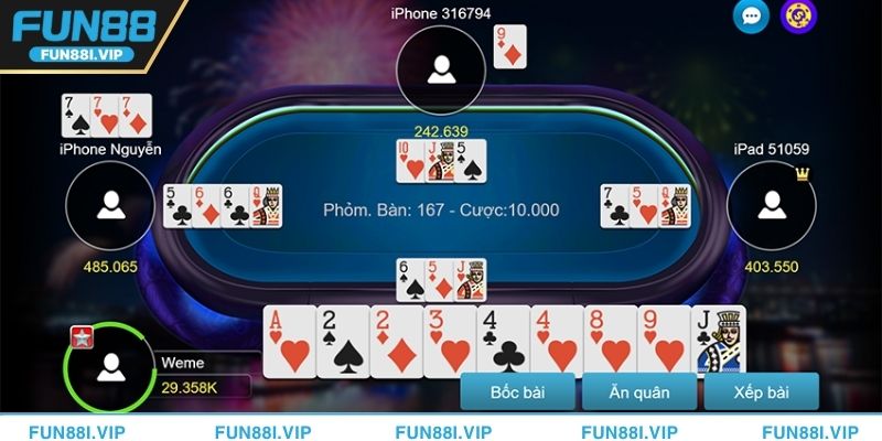 Người chơi tham gia ván bài Phỏm online tại nhà cái uy tín